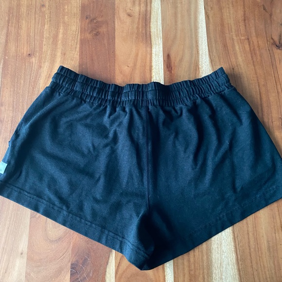 Vuori Halo Performance Shorts - Picture 3 of 5